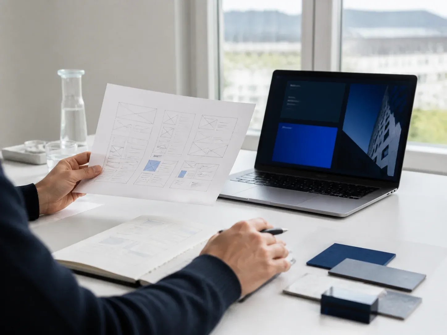 Persönlicher Webdesign-Arbeitsplatz mit Wireframes, Laptop und Zenit-blauen Akzenten